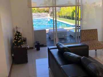 Casa en venta - 4 Dormitorios 5 Baños - Cocheras - 330Mts2 - Escobar