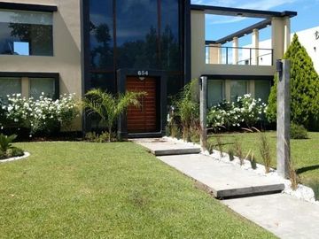 Casa en venta - 4 Dormitorios 5 Baños - Cocheras - 330Mts2 - Escobar
