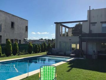 Casa en venta - 4 Dormitorios 5 Baños - Cocheras - 330Mts2 - Escobar