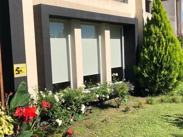 Casa en venta - 4 Dormitorios 5 Baños - Cocheras - 330Mts2 - Escobar