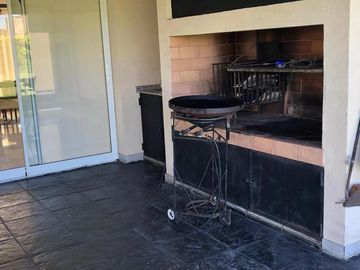 Casa en venta - 4 Dormitorios 5 Baños - Cocheras - 330Mts2 - Escobar