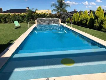 Casa en venta - 4 Dormitorios 5 Baños - Cocheras - 330Mts2 - Escobar