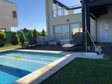 Casa en venta - 4 Dormitorios 5 Baños - Cocheras - 330Mts2 - Escobar