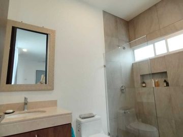 CASA DE 1 PISO EN VENTA SEMI EQUIPADA EN PRIVADA AL NORTE DE MERIDA, YUCATÁN