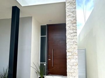 CASA DE 1 PISO EN VENTA SEMI EQUIPADA EN PRIVADA AL NORTE DE MERIDA, YUCATÁN