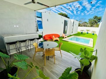 CASA DE 1 PISO EN VENTA SEMI EQUIPADA EN PRIVADA AL NORTE DE MERIDA, YUCATÁN