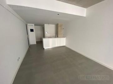 DOMUS PARQUE. Monoambiente divisible. Piso alto.