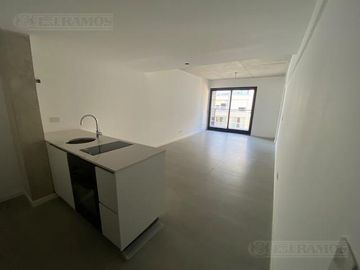 DOMUS PARQUE. Monoambiente divisible. Piso alto.