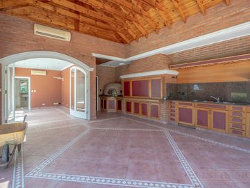 Casa en venta de 5 dormitorios en  La Horqueta
