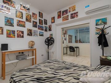 Departamento de 3 dormitorios, patio y jardín en venta en Caballito.