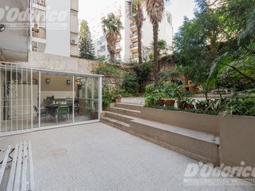 Departamento de 3 dormitorios, patio y jardín en venta en Caballito.