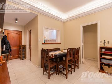 Departamento de 3 dormitorios, patio y jardín en venta en Caballito.