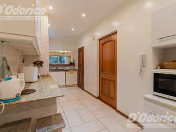 Departamento de 3 dormitorios, patio y jardín en venta en Caballito.