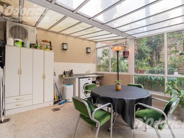 Departamento de 3 dormitorios, patio y jardín en venta en Caballito.
