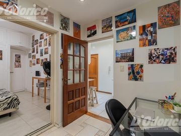 Departamento de 3 dormitorios, patio y jardín en venta en Caballito.