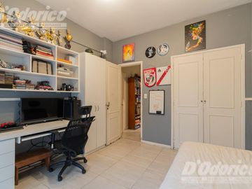 Departamento de 3 dormitorios, patio y jardín en venta en Caballito.