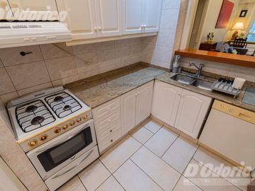 Departamento de 3 dormitorios, patio y jardín en venta en Caballito.