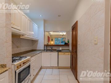 Departamento de 3 dormitorios, patio y jardín en venta en Caballito.