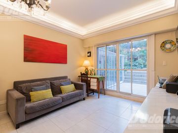 Departamento de 3 dormitorios, patio y jardín en venta en Caballito.