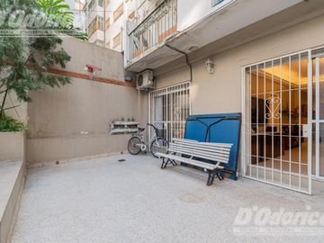 Departamento de 3 dormitorios, patio y jardín en venta en Caballito.