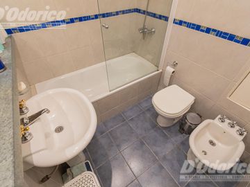 Departamento de 3 dormitorios, patio y jardín en venta en Caballito.