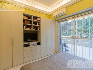 Departamento de 3 dormitorios, patio y jardín en venta en Caballito.