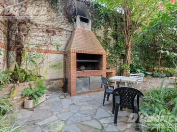 Departamento de 3 dormitorios, patio y jardín en venta en Caballito.