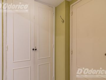 Departamento de 3 dormitorios, patio y jardín en venta en Caballito.