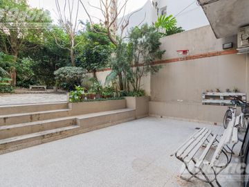 Departamento de 3 dormitorios, patio y jardín en venta en Caballito.