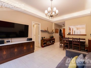 Departamento de 3 dormitorios, patio y jardín en venta en Caballito.