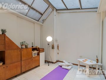 Departamento de 3 dormitorios, patio y jardín en venta en Caballito.