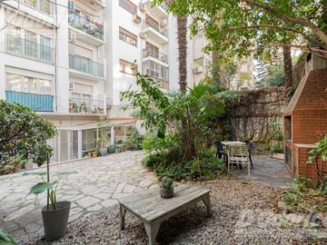 Departamento de 3 dormitorios, patio y jardín en venta en Caballito.