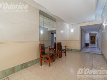 Departamento de 3 dormitorios, patio y jardín en venta en Caballito.