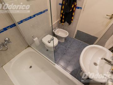 Departamento de 3 dormitorios, patio y jardín en venta en Caballito.