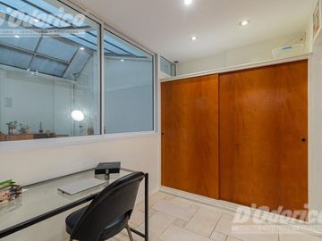 Departamento de 3 dormitorios, patio y jardín en venta en Caballito.