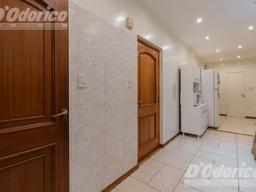 Departamento de 3 dormitorios, patio y jardín en venta en Caballito.