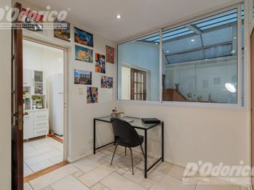 Departamento de 3 dormitorios, patio y jardín en venta en Caballito.