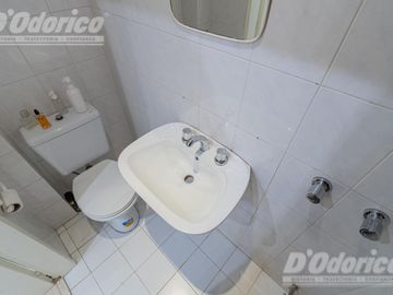 Departamento de 3 dormitorios, patio y jardín en venta en Caballito.