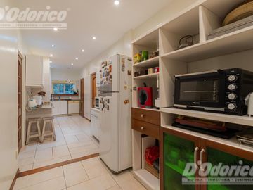 Departamento de 3 dormitorios, patio y jardín en venta en Caballito.