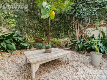 Departamento de 3 dormitorios, patio y jardín en venta en Caballito.