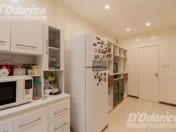 Departamento de 3 dormitorios, patio y jardín en venta en Caballito.