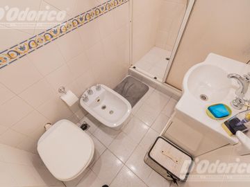Departamento de 3 dormitorios, patio y jardín en venta en Caballito.