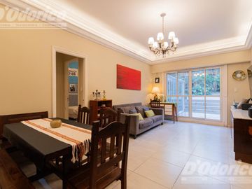Departamento de 3 dormitorios, patio y jardín en venta en Caballito.