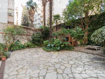 Departamento de 3 dormitorios, patio y jardín en venta en Caballito.