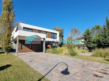 Casa en Saint Thomas Este-Oeste a estrenar en Canning, con 5 dormitorios