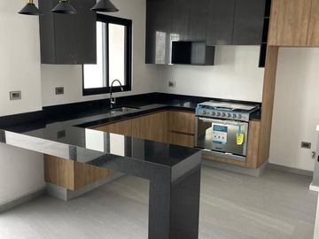 Casa en Venta en Pedregal de Schoenstatt, 3 Recámaras, 2.5 Baños, Estudio, 2 Aut