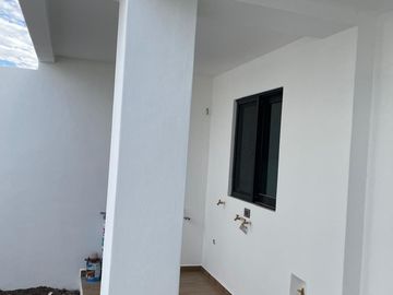 Casa en Venta en Pedregal de Schoenstatt, 3 Recámaras, 2.5 Baños, Estudio, 2 Aut