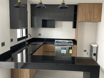 Casa en Venta en Pedregal de Schoenstatt, 3 Recámaras, 2.5 Baños, Estudio, 2 Aut