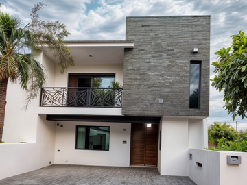 Casa en Venta en Pedregal de Schoenstatt, 3 Recámaras, 2.5 Baños, Estudio, 2 Aut