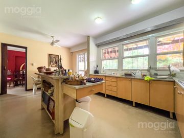 Sobre la mejor calle de Santa Rita, Casa con 4 Dormitorios, Parque, Pileta y Parrilla